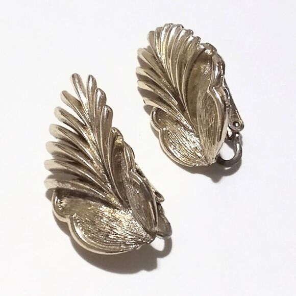 Vintage Coro Gold Tone Leaf Style Clip On Earrings - Picture 2 of 5
